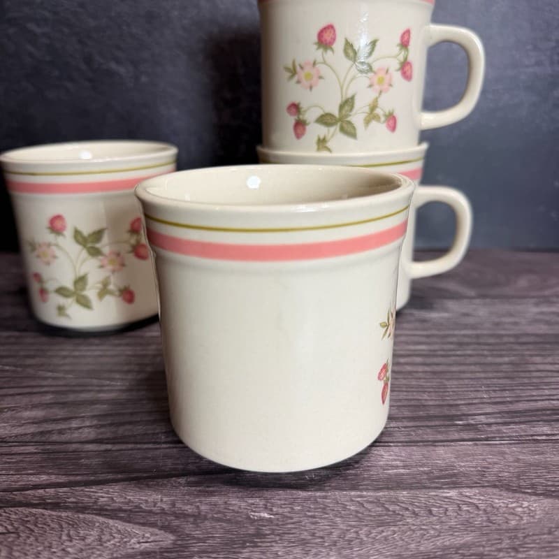 Newcor Stoneware Strawberry Mugs Set of 4 - Thumbnail 8