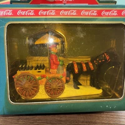 COCA COLA COKE TOWN SQUARE HORSE DRAWN WAGON Bottle Taxi CHRISTMAS VINTAGE 1992 - Thumbnail 15
