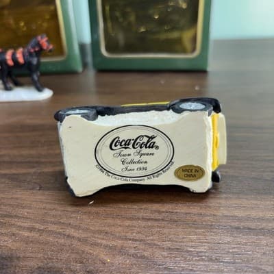 COCA COLA COKE TOWN SQUARE HORSE DRAWN WAGON Bottle Taxi CHRISTMAS VINTAGE 1992 - Thumbnail 6