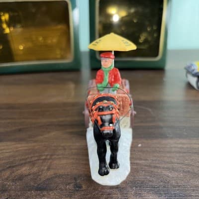 COCA COLA COKE TOWN SQUARE HORSE DRAWN WAGON Bottle Taxi CHRISTMAS VINTAGE 1992 - Thumbnail 8