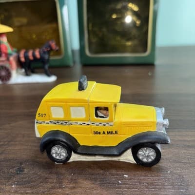 COCA COLA COKE TOWN SQUARE HORSE DRAWN WAGON Bottle Taxi CHRISTMAS VINTAGE 1992 - Thumbnail 4