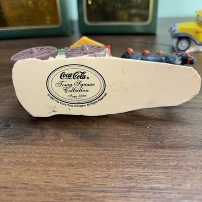 COCA COLA COKE TOWN SQUARE HORSE DRAWN WAGON Bottle Taxi CHRISTMAS VINTAGE 1992 - Thumbnail 12