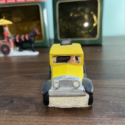 COCA COLA COKE TOWN SQUARE HORSE DRAWN WAGON Bottle Taxi CHRISTMAS VINTAGE 1992 - Thumbnail 5