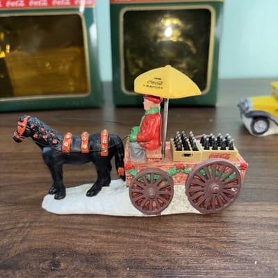 COCA COLA COKE TOWN SQUARE HORSE DRAWN WAGON Bottle Taxi CHRISTMAS VINTAGE 1992 - Thumbnail 9