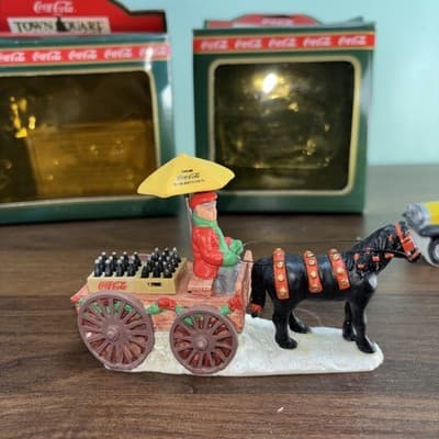 COCA COLA COKE TOWN SQUARE HORSE DRAWN WAGON Bottle Taxi CHRISTMAS VINTAGE 1992 - Thumbnail 7