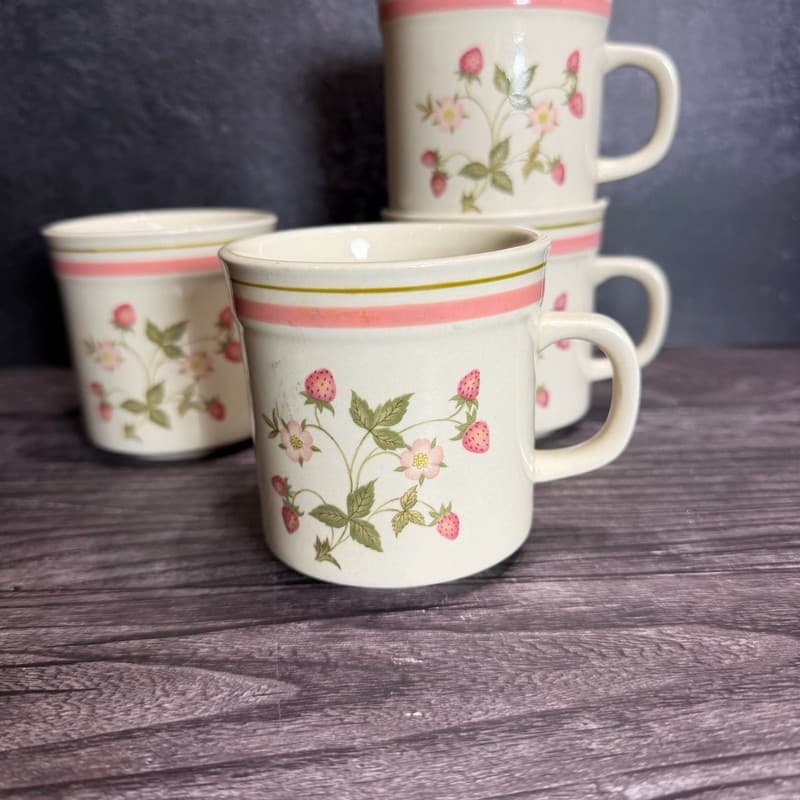 Newcor Stoneware Strawberry Mugs Set of 4 - Thumbnail 3