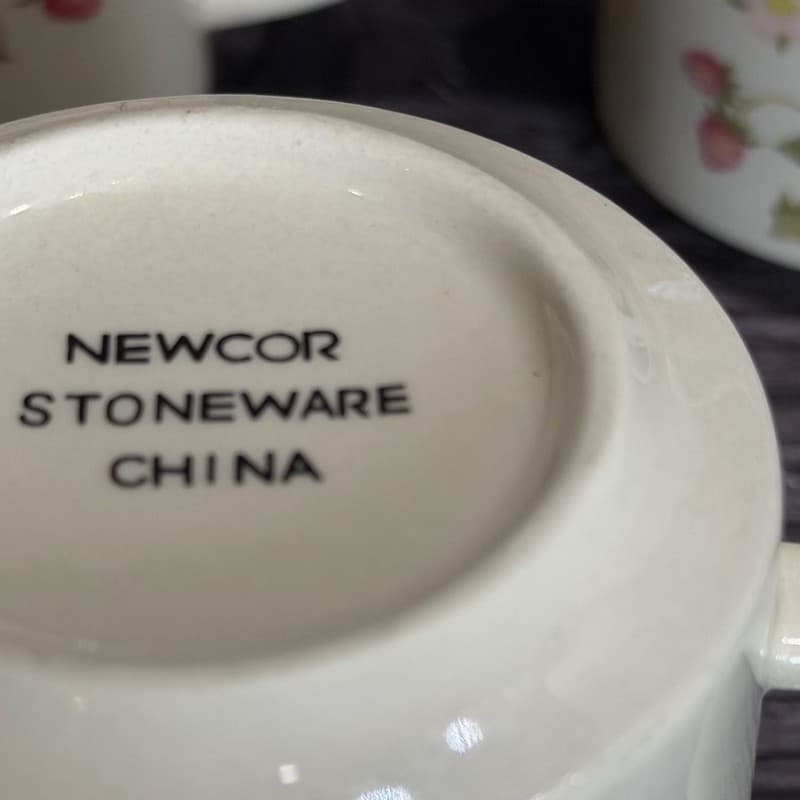 Newcor Stoneware Strawberry Mugs Set of 4 - Thumbnail 6