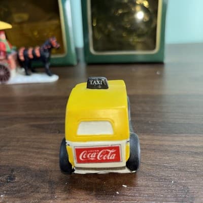COCA COLA COKE TOWN SQUARE HORSE DRAWN WAGON Bottle Taxi CHRISTMAS VINTAGE 1992 - Thumbnail 3