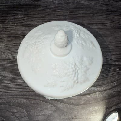 VTG Large White Milk Glass Covered Footed Pedestal Candy Dish Bowl Grapes - Thumbnail 6