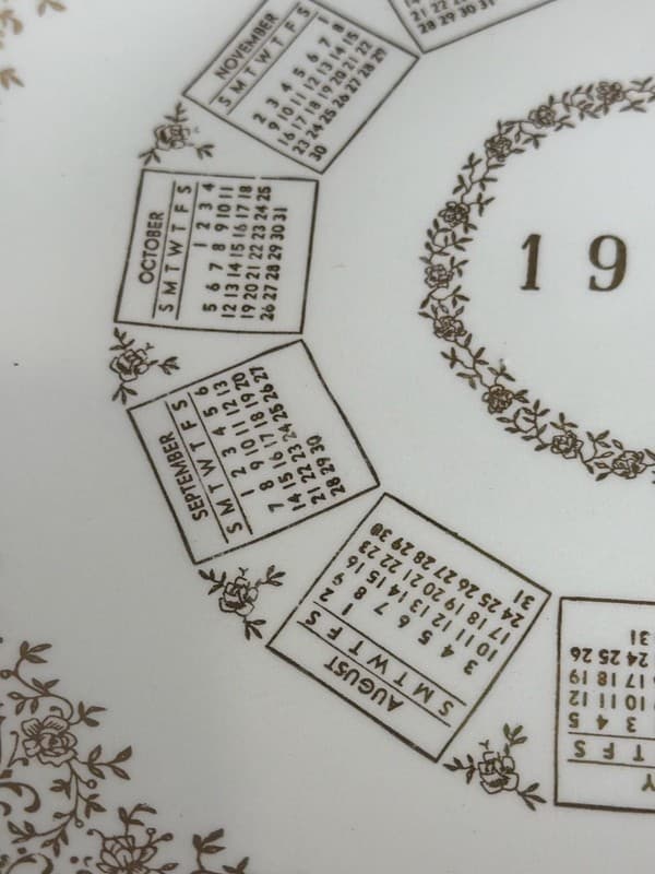 Vintage King's 1958 Calendar Plate Gold Filigree Seasons Greetings - Thumbnail 3