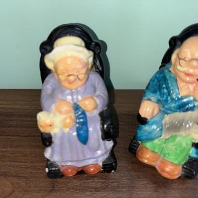 VINTAGE ROCKING GRAMMA & GRAMPA SALT & PEPPER SHAKER SET Cat Dog Knitting Pipe - Thumbnail 3