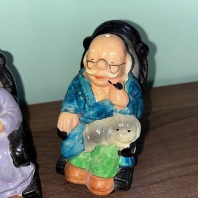 VINTAGE ROCKING GRAMMA & GRAMPA SALT & PEPPER SHAKER SET Cat Dog Knitting Pipe - Thumbnail 2