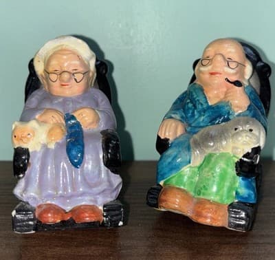 VINTAGE ROCKING GRAMMA & GRAMPA SALT & PEPPER SHAKER SET Cat Dog Knitting Pipe