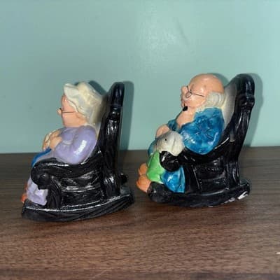 VINTAGE ROCKING GRAMMA & GRAMPA SALT & PEPPER SHAKER SET Cat Dog Knitting Pipe - Thumbnail 11