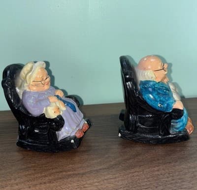 VINTAGE ROCKING GRAMMA & GRAMPA SALT & PEPPER SHAKER SET Cat Dog Knitting Pipe - Thumbnail 4
