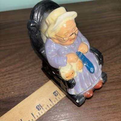 VINTAGE ROCKING GRAMMA & GRAMPA SALT & PEPPER SHAKER SET Cat Dog Knitting Pipe - Thumbnail 15