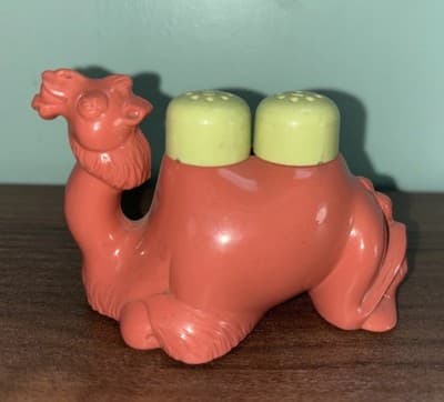 Plastic Pink Camel with Removeable Nesting Salt & Pepper Green Shakers - Thumbnail 4