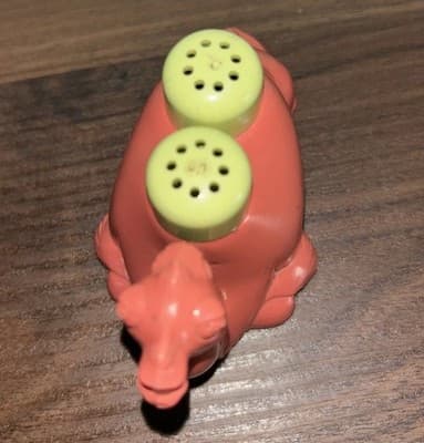 Plastic Pink Camel with Removeable Nesting Salt & Pepper Green Shakers - Thumbnail 3