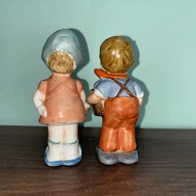 Enesco Boy & Girl Salt And Pepper Shakers Carrying Wood Apron Watering Can - Thumbnail 4