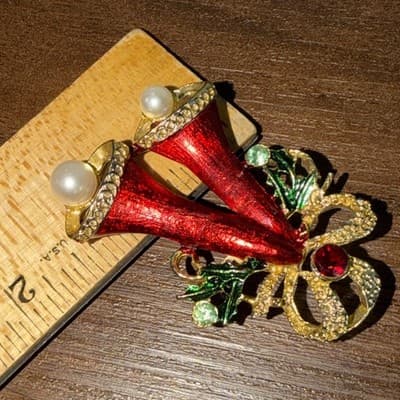 Vintage Gold Tone Green Red White Bell Ribbon Faux Pearl Christmas Brooch Pin - Thumbnail 9
