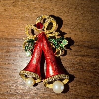 Vintage Gold Tone Green Red White Bell Ribbon Faux Pearl Christmas Brooch Pin