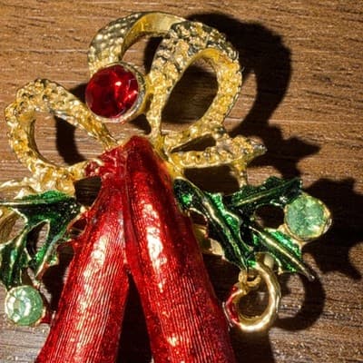 Vintage Gold Tone Green Red White Bell Ribbon Faux Pearl Christmas Brooch Pin - Thumbnail 2
