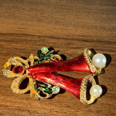 Vintage Gold Tone Green Red White Bell Ribbon Faux Pearl Christmas Brooch Pin - Thumbnail 6