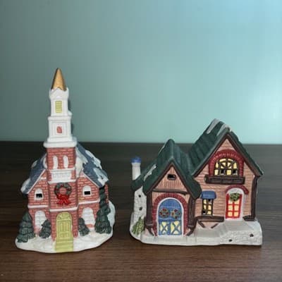 Collectible “Cobblestone Corners” Church House 2001 Miniature Christmas Vill