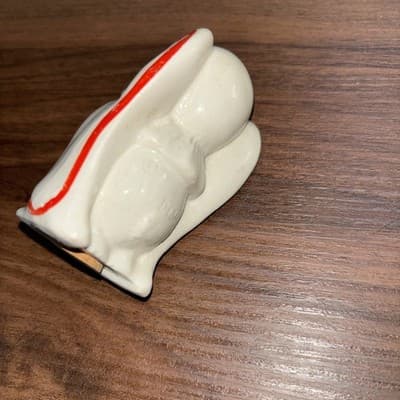 Pair of vintage 1950s Disney Dumbo ceramic salt and pepper shakers With Hat - Thumbnail 9