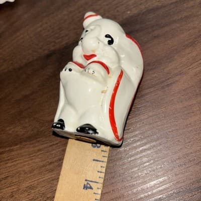Pair of vintage 1950s Disney Dumbo ceramic salt and pepper shakers With Hat - Thumbnail 6