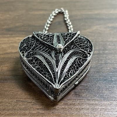Hand Crafted Silver Filigree Hinged Heart Shape Pendant Locket Box 1.5" x 1.5" - Thumbnail 3