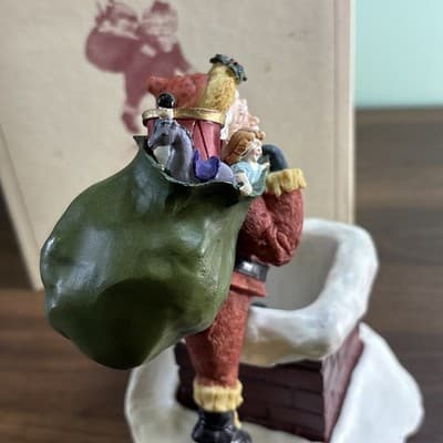 Hallmark Keepsake Gold Crown "Special Delivery" Night Before Christmas Statue - Thumbnail 4