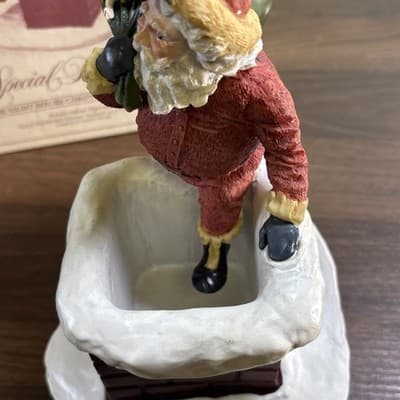 Hallmark Keepsake Gold Crown "Special Delivery" Night Before Christmas Statue - Thumbnail 8