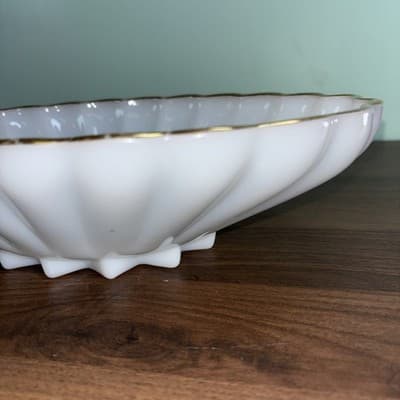 Anchor Hocking Large white milk glass scalloped oval serving bowl gold trim VTG - Thumbnail 4