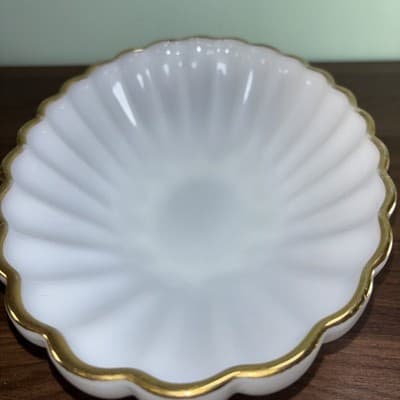 Anchor Hocking Large white milk glass scalloped oval serving bowl gold trim VTG - Thumbnail 8