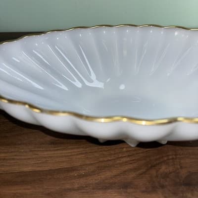 Anchor Hocking Large white milk glass scalloped oval serving bowl gold trim VTG - Thumbnail 2
