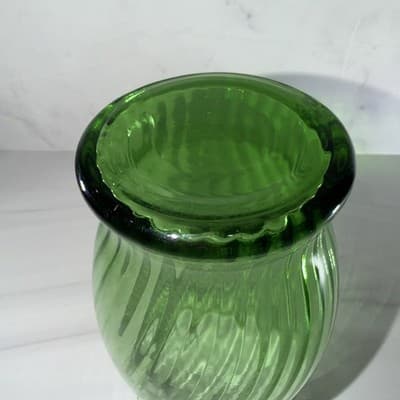 Vintage Anchor Hocking Emerald Green Swirl Ribbed Optical Vase With Ruffled Top - Thumbnail 8