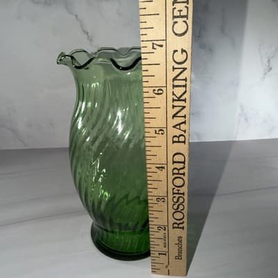 Vintage Anchor Hocking Emerald Green Swirl Ribbed Optical Vase With Ruffled Top - Thumbnail 9