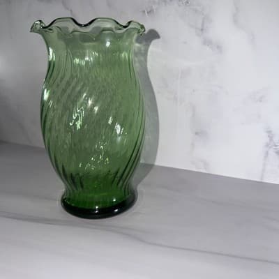 Vintage Anchor Hocking Emerald Green Swirl Ribbed Optical Vase With Ruffled Top - Thumbnail 5