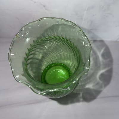 Vintage Anchor Hocking Emerald Green Swirl Ribbed Optical Vase With Ruffled Top - Thumbnail 3