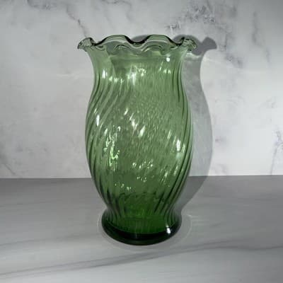 Vintage Anchor Hocking Emerald Green Swirl Ribbed Optical Vase With Ruffled Top - Thumbnail 6