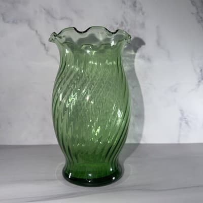 Vintage Anchor Hocking Emerald Green Swirl Ribbed Optical Vase With Ruffled Top
