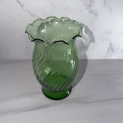 Vintage Anchor Hocking Emerald Green Swirl Ribbed Optical Vase With Ruffled Top - Thumbnail 2