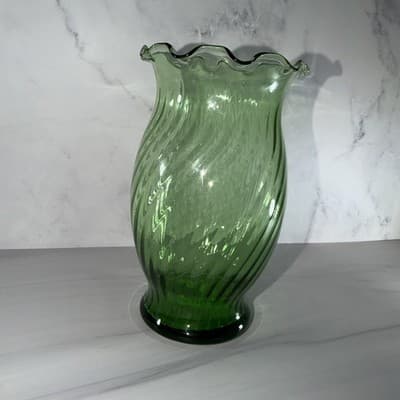 Vintage Anchor Hocking Emerald Green Swirl Ribbed Optical Vase With Ruffled Top - Thumbnail 4