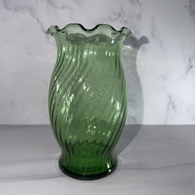 Vintage Anchor Hocking Emerald Green Swirl Ribbed Optical Vase With Ruffled Top - Thumbnail 7