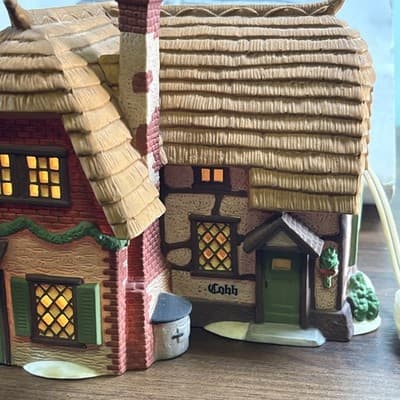 DEPT 56 Dickens' Village Series COBB COTTAGE w/Box and light 5824-6 - Thumbnail 3