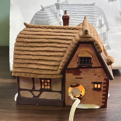 DEPT 56 Dickens' Village Series COBB COTTAGE w/Box and light 5824-6 - Thumbnail 5