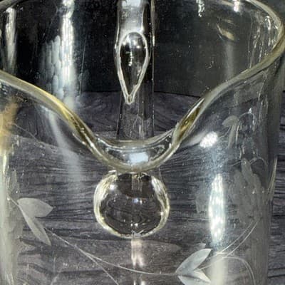 Vintage Etched Delicate Glass grape on vine pouring pitcher 8.5" X5" handle - Thumbnail 7