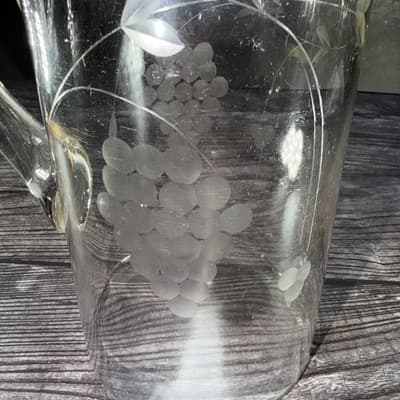 Vintage Etched Delicate Glass grape on vine pouring pitcher 8.5" X5" handle - Thumbnail 3