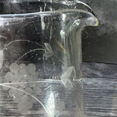 Vintage Etched Delicate Glass grape on vine pouring pitcher 8.5" X5" handle - Thumbnail 6